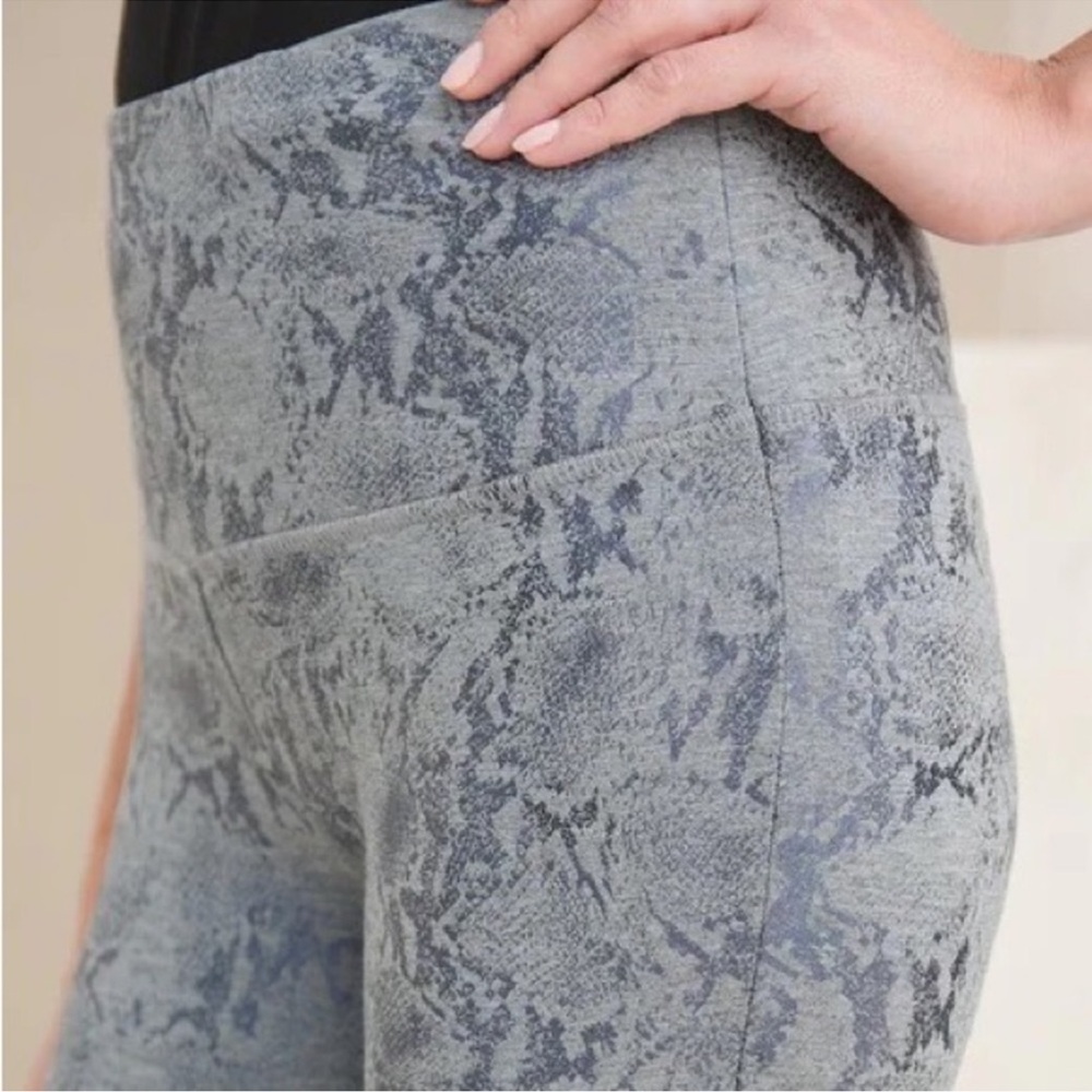 Chico’s Zenergy So Slimming Snake Foil Legging NWT